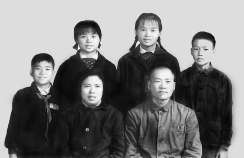 【图10】黄良余全家福（前排：黄良余、陈秀清夫妇；后排左起：四子黄河清、二女黄逸平、大女黄戈平、三子黄河明）.PNG