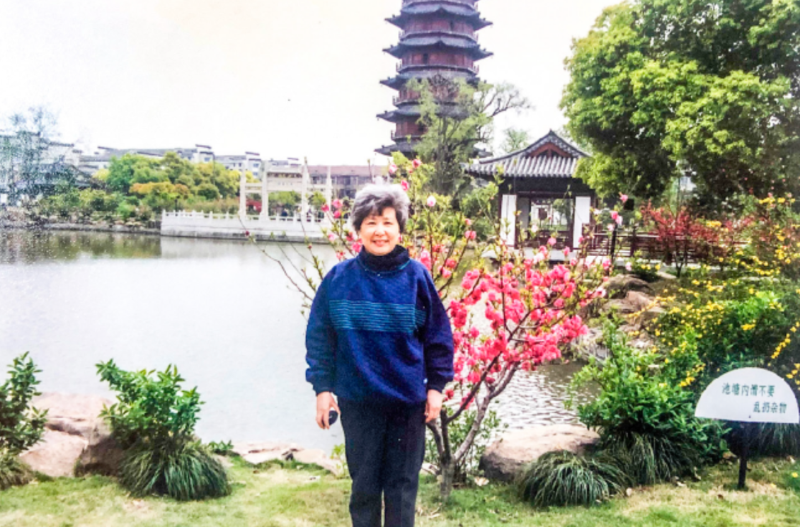 【图10】葛雪芝在公园游览留影.PNG